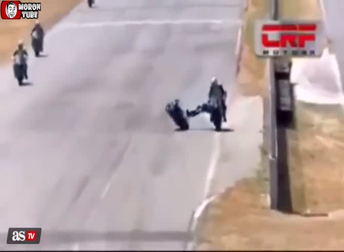 Video :A brawl breaks out between two motorcyclists during a race